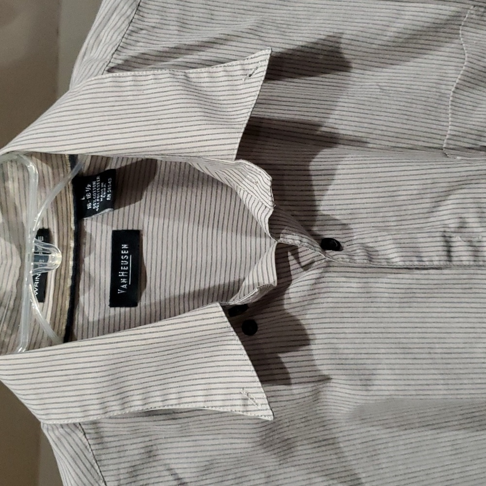 Van Heusen Men's Shirt Sleeve Button-down Shirt Size L 16-16 1/2. Gently Used
